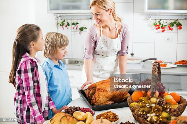 Foto de Mãe Preparando Comida Com Seus Filhos Para O Feriado De Ação De Graças e mais fotos de stock de Abundância