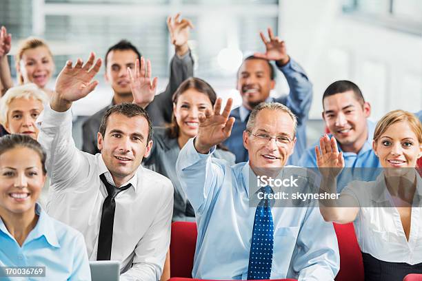 Grupo De Periodista En La Conferencia De Prensa Foto de stock y más banco de imágenes de Periodista - Periodista, Alzar los brazos, Reunión