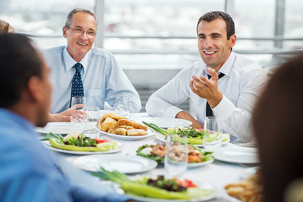 businesspeople uwzględniając lunch biznesowy. - lunch business office business lunch zdjęcia i obrazy z banku zdjęć