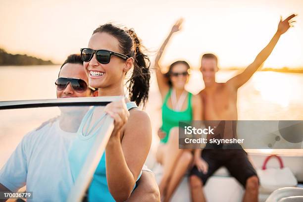 Entusiástico Casais Desfrutar De Uma Lancha Ride - Fotografias de stock e mais imagens de Lago - Lago, Barco a Motor - Embarcação de Lazer, Vela - Desporto Aquático