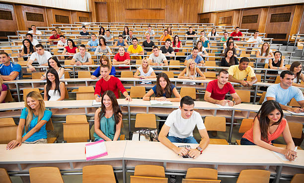 grande grupo de alunos na universidade de anfiteatro. - audience lecture hall seminar cheerful - fotografias e filmes do acervo