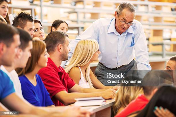 Professore Di Aiutare Una Studentessa - Fotografie stock e altre immagini di Aula - Aula, Imparare, Istruzione post-secondaria