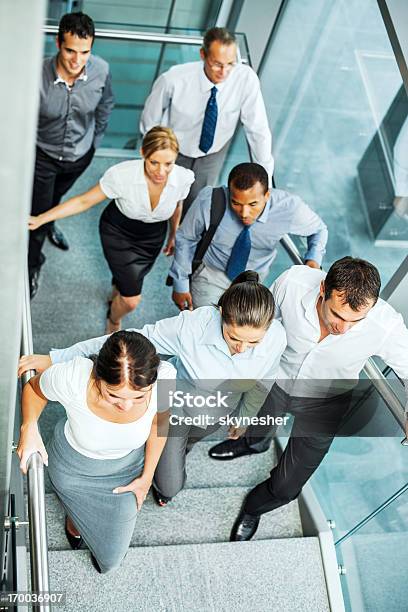Grupo De Empresários Na Escadaria - Fotografias de stock e mais imagens de Subir - Subir, Escadaria, Degraus