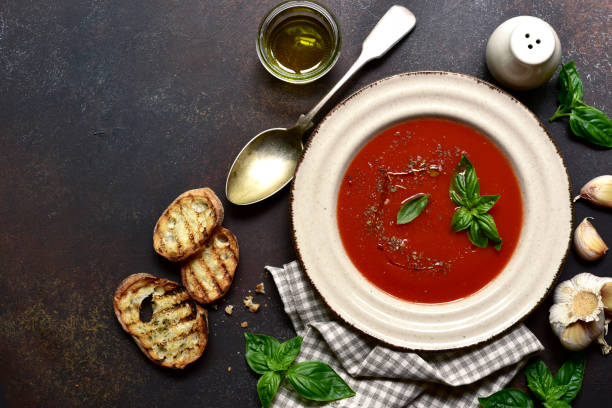 zuppa di pomodoro piccante o gazpacho. vista dall'alto con spazio di copia. - blender concepts red black foto e immagini stock