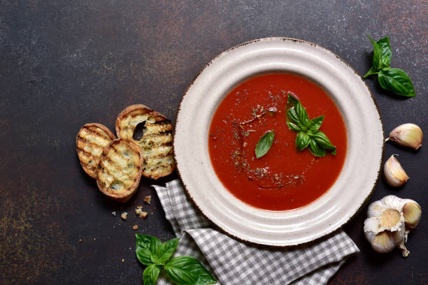 zuppa di pomodoro piccante o gazpacho. vista dall'alto con spazio di copia. - blender concepts red black foto e immagini stock