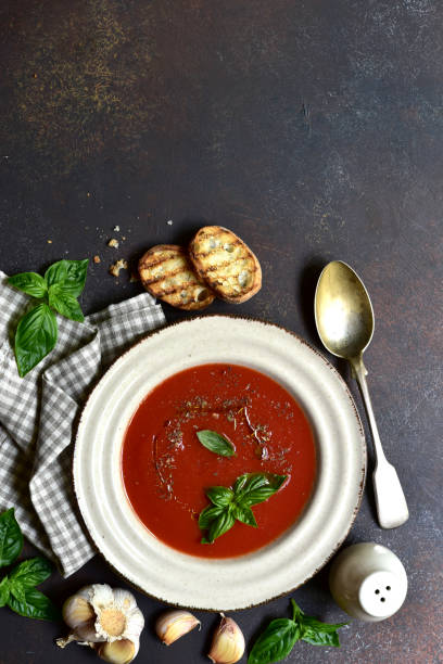 zuppa di pomodoro piccante o gazpacho. vista dall'alto con spazio di copia. - blender concepts red black foto e immagini stock