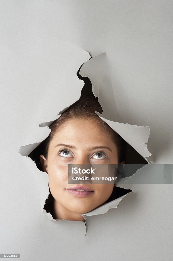 Женщина смотреть в виде рваной бумаги - Стоковые фото Разрезанная или разорванная бумага роялти-фри