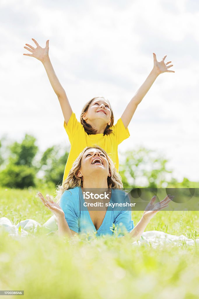 Mère et fille jouant dans le parc. - Photo de Adulte libre de droits