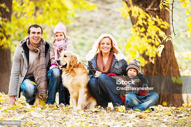Familie Von Vier Personen Mit Ihrem Hund Im Park Stockfoto und mehr Bilder von Attraktive Frau - Attraktive Frau, Baum, Beide Elternteile