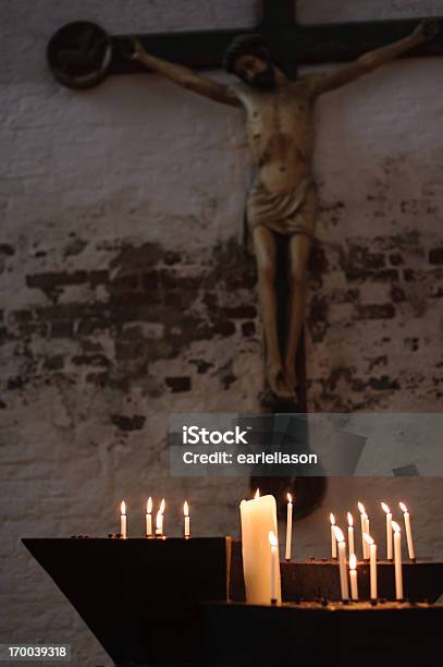 Foto de Velas De Dedicação e mais fotos de stock de Cruz - Objeto religioso - Cruz - Objeto religioso, Igreja, Vela - Equipamento de Iluminação