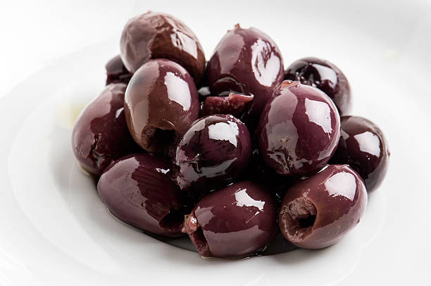 оливки без косточек calamata - calamata olive стоковые фото и изображения