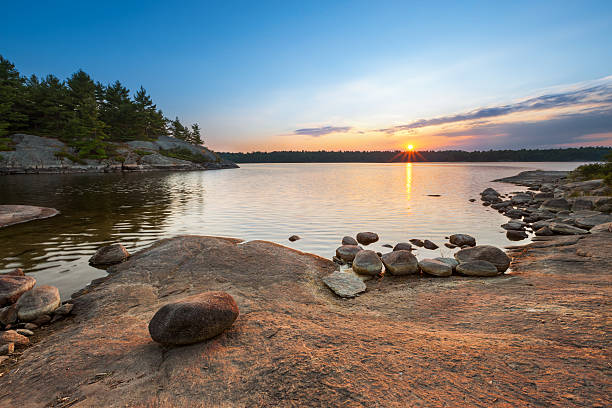 paysage coucher de soleil sur le lac - great lakes photos et images de collection