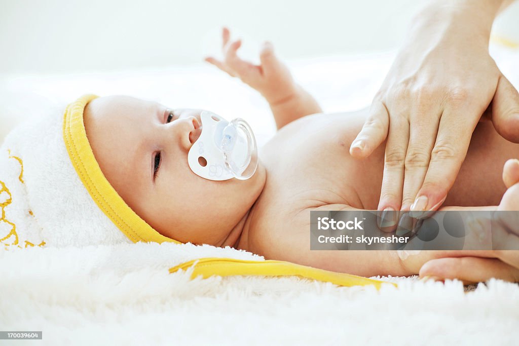 Moisturizing 아기 - 로열티 프리 아기 스톡 사진
