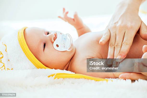 Moisturizing 아기 아기에 대한 스톡 사진 및 기타 이미지 - 아기, 보습제, 어머니