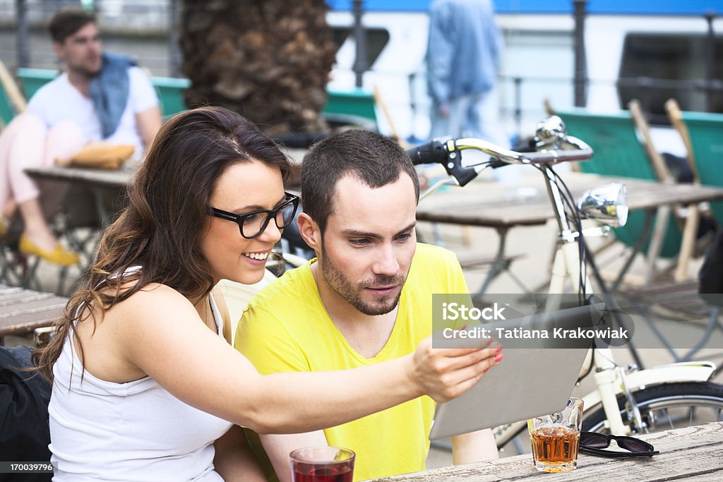 Junges Paar mit einem tablet arbeitet - Lizenzfrei 25-29 Jahre Stock-Foto