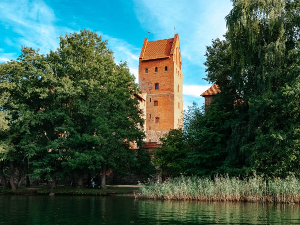 trakai castle walls and corner tower - corner stone wall brick imagens e fotografias de stock