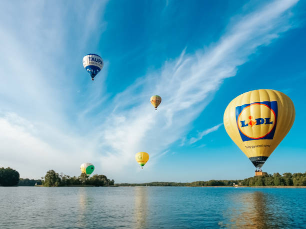 balony na ogrzane powietrze w powietrzu nad jeziorem galve w trokach - troki zdjęcia i obrazy z banku zdjęć
