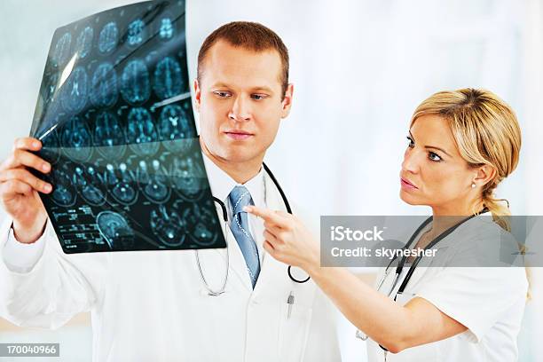 Ein Gehirn In Mri Stockfoto und mehr Bilder von Allgemeinarztpraxis - Allgemeinarztpraxis, Analysieren, Arbeiten