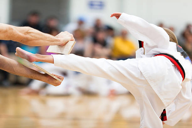 jovens artes marciais cinto de teste - martial arts women tae kwon do black belt - fotografias e filmes do acervo