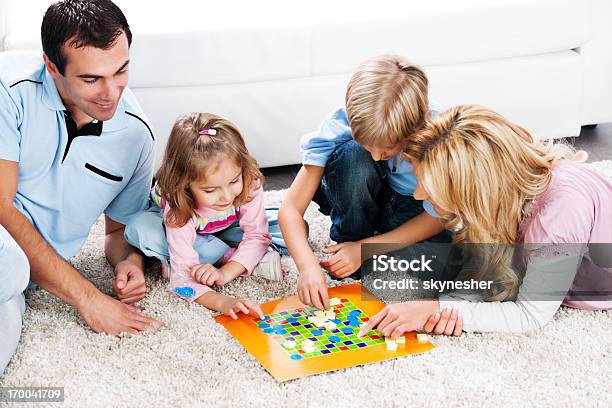 ご両親が陽気なボードゲームでお子様もお楽しみいただけます - ボードゲームのストックフォトや画像を多数ご用意 - ボードゲーム, プレーする, 遊び心