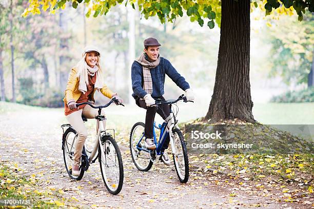 Yong Par De Paseos Bicicletas En Un Hermoso Día De Otoño Foto de stock y más banco de imágenes de Andar en bicicleta