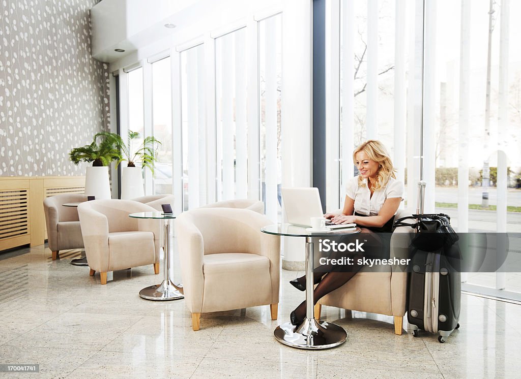 Business-Frau mit Ihrem laptop in der hotel-lobby. - Lizenzfrei Abflugbereich Stock-Foto