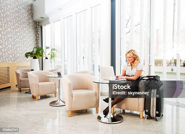 Businessfrau Mit Ihrem Laptop In Der Hotellobby Stockfoto und mehr Bilder von Abflugbereich - Abflugbereich, Flughafen, Eingangshalle - Gebäudeteil