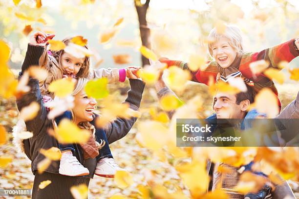 Familie Kombinierten Verkehrs Bereitgestellt Werden Ihre Kinder Stockfoto und mehr Bilder von Beide Elternteile