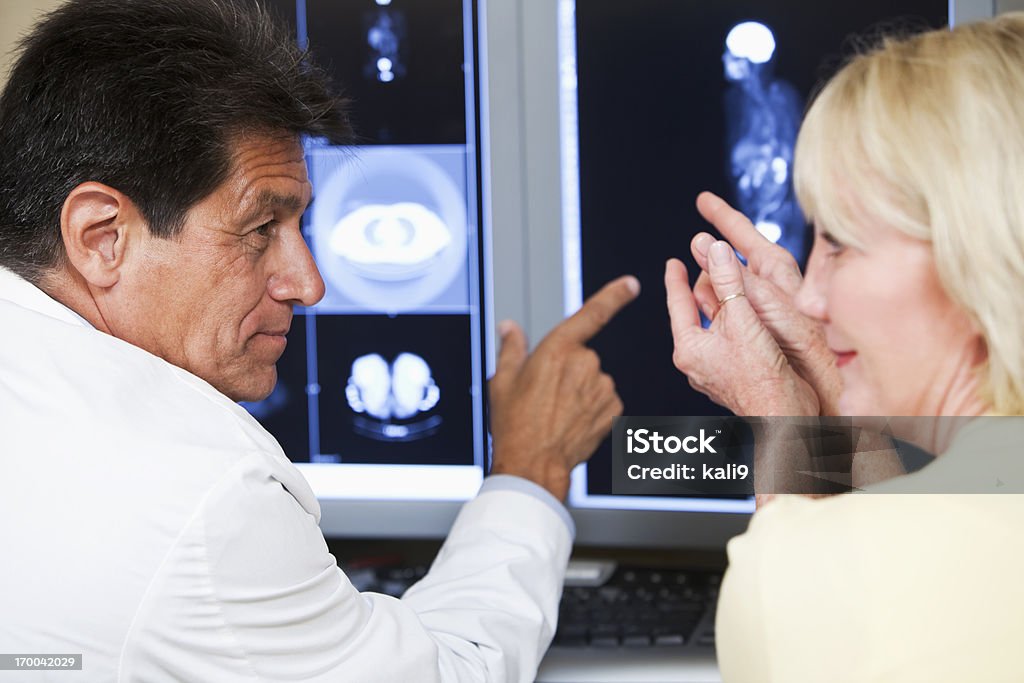 Médico e um paciente sobre digitalizações médica - Foto de stock de 50 Anos royalty-free