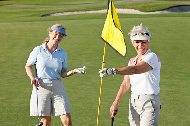 senior frau spielt golf. - retirement golfer happiness relaxation stock-fotos und bilder