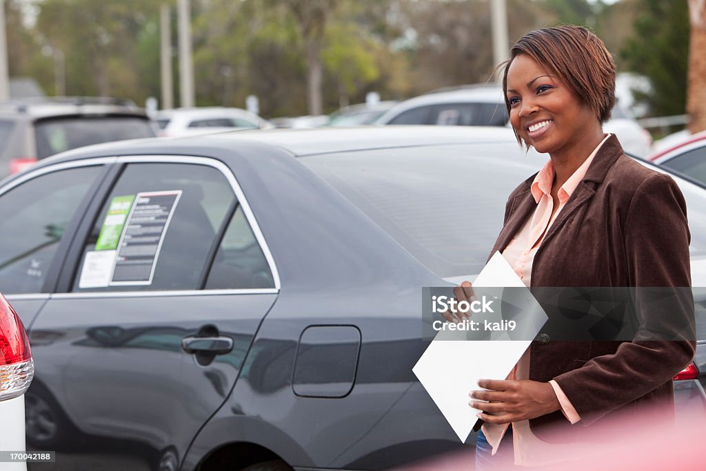 Mulher em carro lote Brochura de retenção - Royalty-free Carro Foto de stock