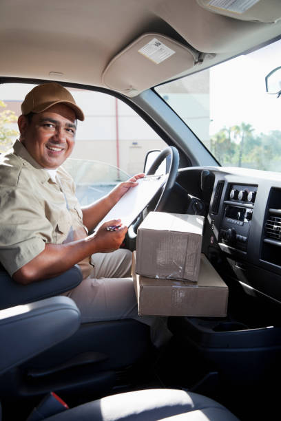 hombre hispano entrega de paquetes - sc0561 fotografías e imágenes de stock