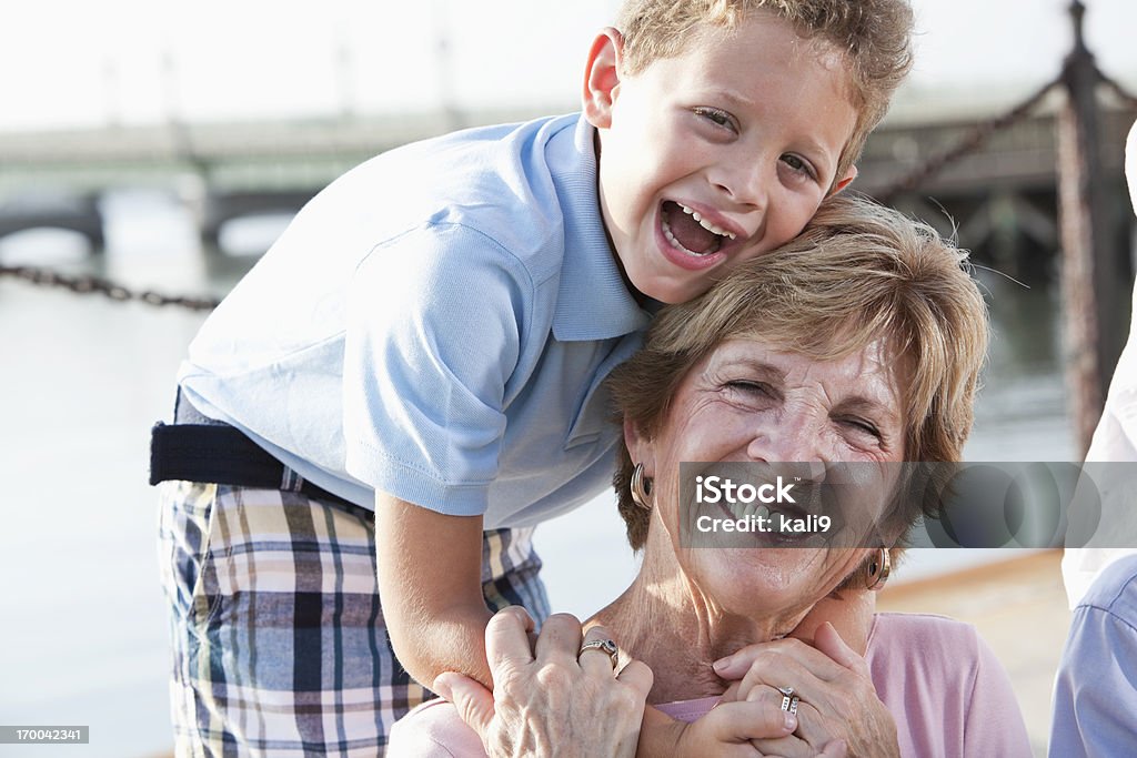 Niño feliz con su abuela - Foto de stock de Abuela libre de derechos