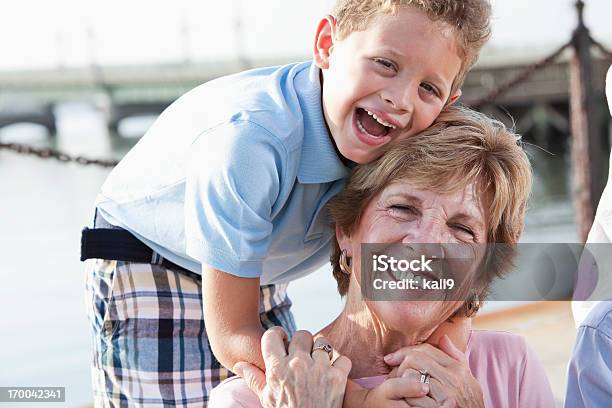 Niño Feliz Con Su Abuela Foto de stock y más banco de imágenes de Abuela - Abuela, Espolón - Muro de contención, Nietos