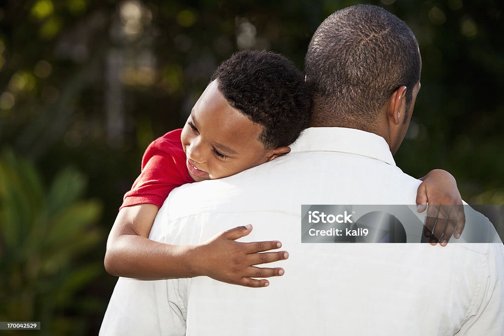 父と息子の子供 - 抱きしめるのロイヤリティフリーストックフォト