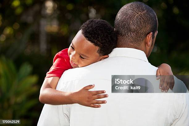 Jovem Pai E Filho - Fotografias de stock e mais imagens de Abraçar - Abraçar, Pai, Afro-americano