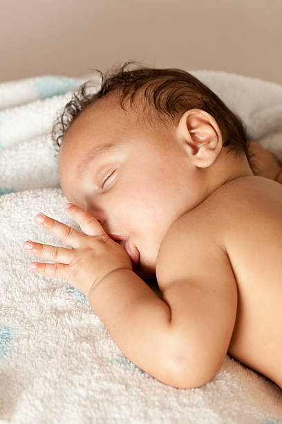 jovem bebé chupar o seu polegar - thumb sucking cute small lying down imagens e fotografias de stock