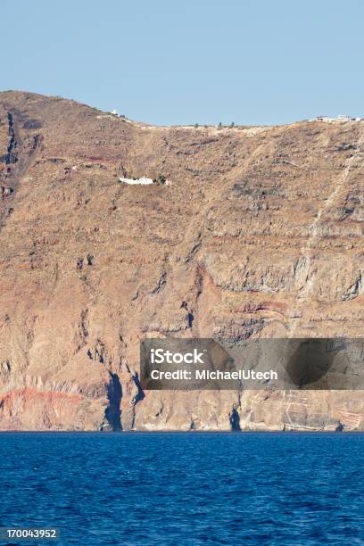 Photo libre de droit de Santorin Falaises Et La Chapelle banque d'images et plus d'images libres de droit de Abrupt - Abrupt, Blanc, Bleu