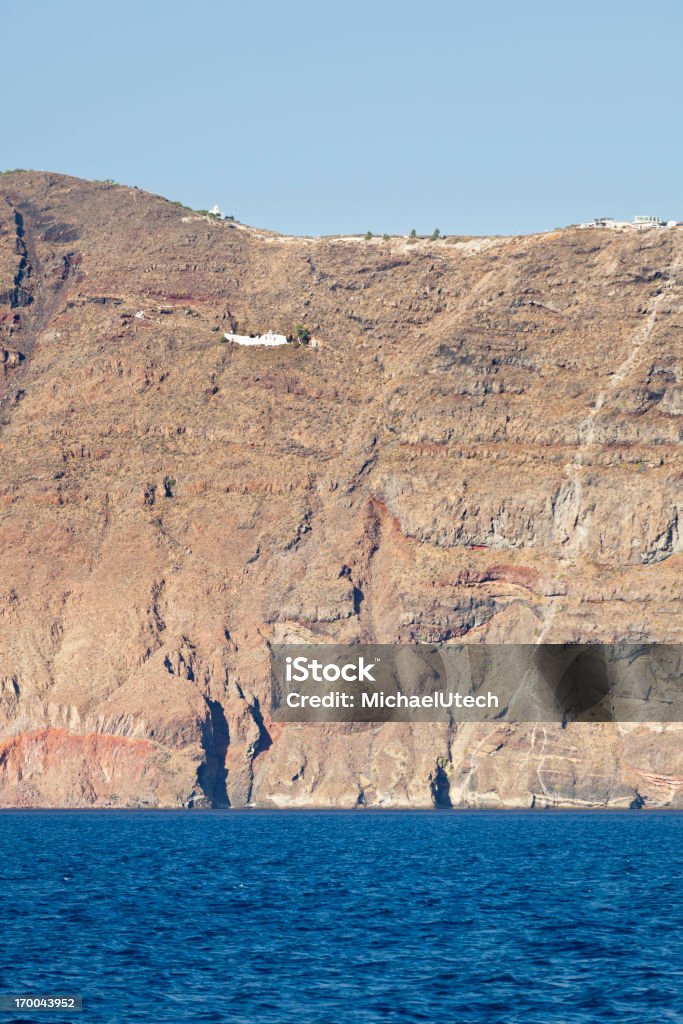サントリーニの崖やチャペル - カラー画像のロイヤリティフリーストックフォト