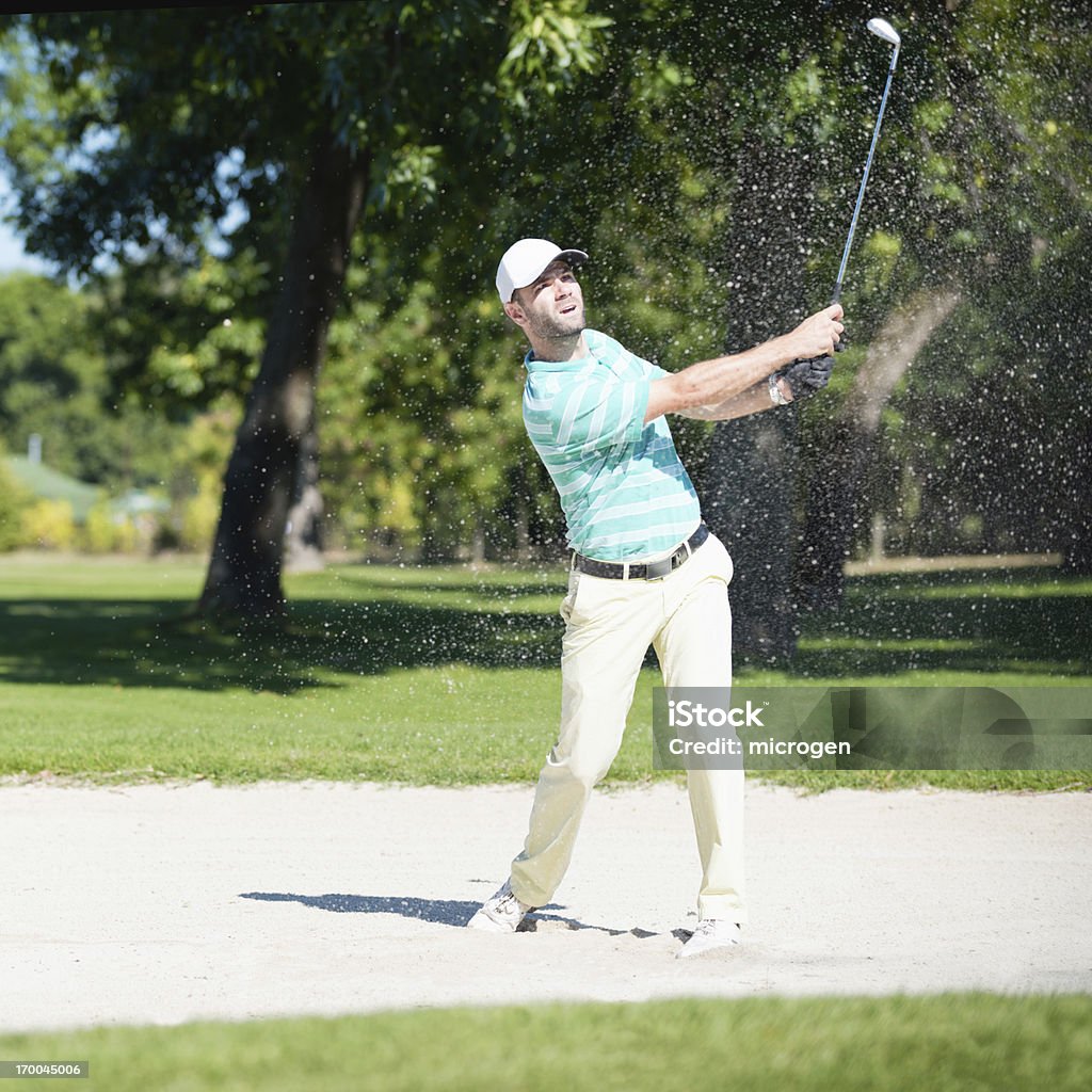 Golfista mettendo la palla di Bunker - Foto stock royalty-free di Golf