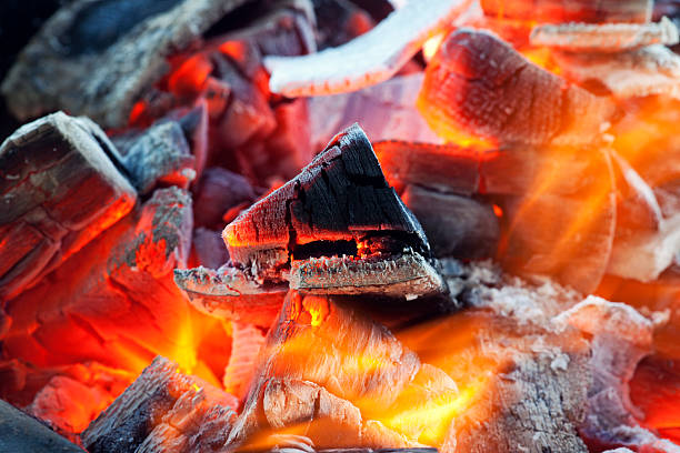 rozjarzony hot fire - char grilled fire coal heat zdjęcia i obrazy z banku zdjęć