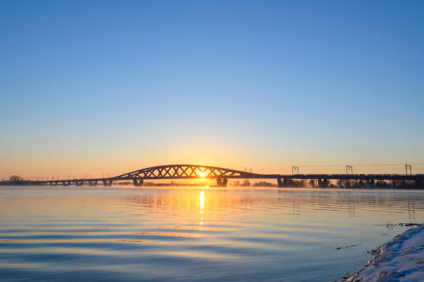 hanzeboog most kolejowy nad rzeką ijssel w pobliżu zwolle podczas zimnego zimowego poranka - railroad crossing bridge river nautical vessel zdjęcia i obrazy z banku zdjęć
