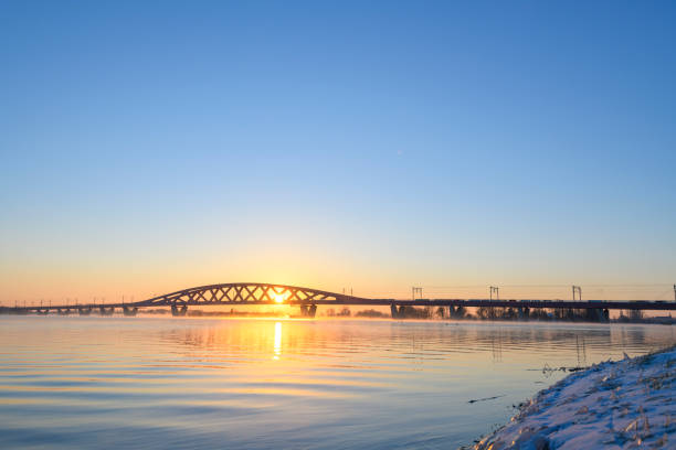 hanzeboog most kolejowy nad rzeką ijssel w pobliżu zwolle podczas zimnego zimowego poranka - railroad crossing bridge river nautical vessel zdjęcia i obrazy z banku zdjęć