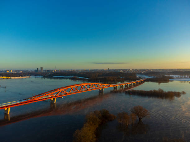 puente de tren hanzeboog sobre el río ijssel cerca de zwolle durante una fría mañana de invierno - railroad crossing bridge river nautical vessel fotografías e imágenes de stock