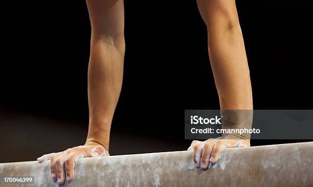 Kobieta Gymnast - zdjęcia stockowe i więcej obrazów Gimnastyka - Gimnastyka, Równoważnia, Kreda - Sprzęt sportowy