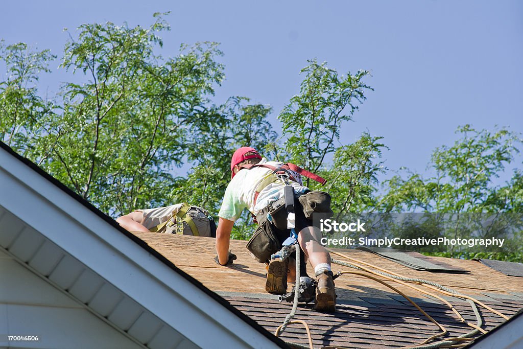 Operaio edile costruzione di tetti - Foto stock royalty-free di Costruttore di tetti