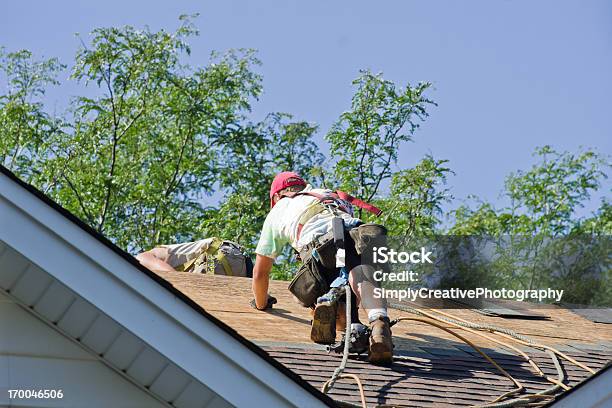 屋根の建設作業員 - 屋根職人のストックフォトや画像を多数ご用意 - 屋根職人, ハーネス, 屋根