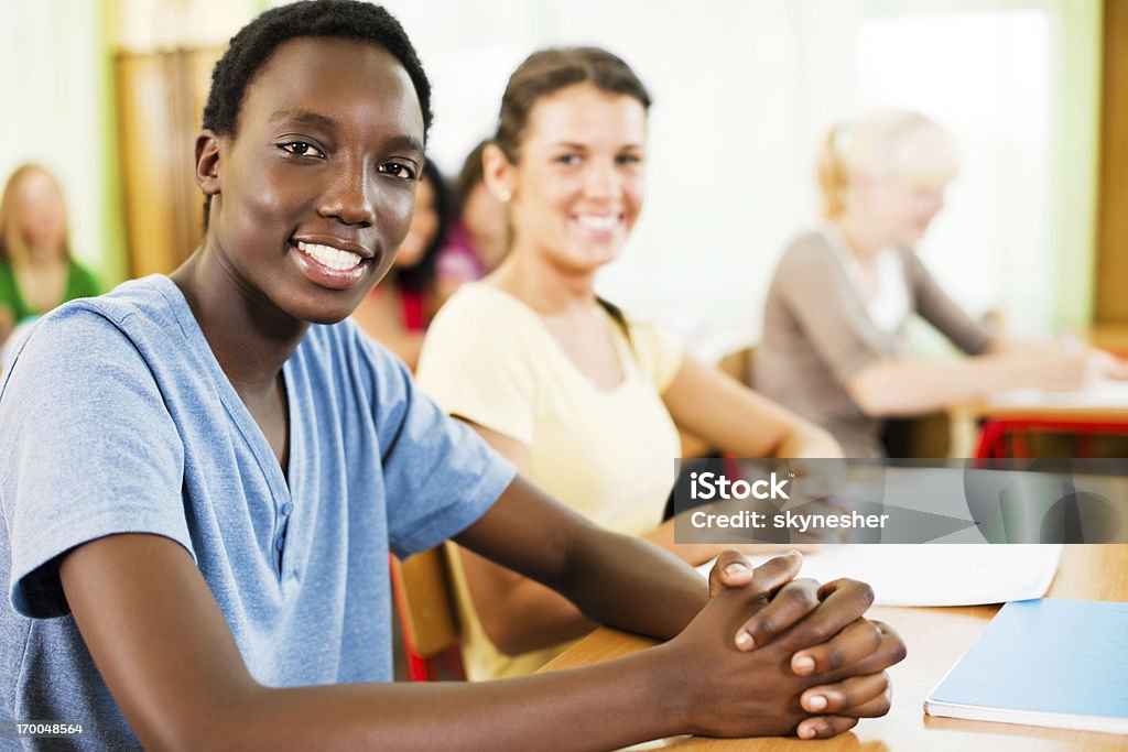 Adolescente estudiantes en el aula. - Foto de stock de Adolescencia libre de derechos