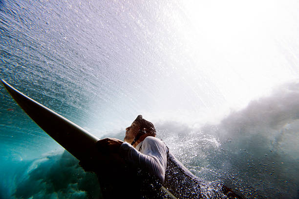 surfista papera - surfing surf wave men foto e immagini stock