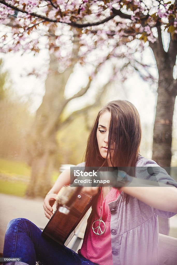 Hermosa Mujer tocando la guitarra en florecer naturaleza - Foto de stock de Linkoping libre de derechos